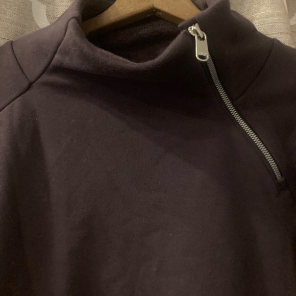 Athleta Mock-Neck Shoulder Zipper Fleece-Lined Pullover w/ Tulip Hem - Picture 8 of 10